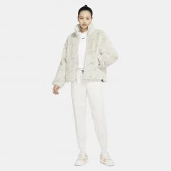 Nike Sportswear Plush Γούνινη Γυναικεία Ζακέτα LIGHT BONE/LT IRON ORE/LT IRON ORE -Γυναικεία Ρούχα Εκπτώσεις nike w nsw fx fur aop jkt 10