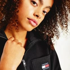 Tommy Jeans Relaxed Badge Quarter Zip Γυναικεία Cropped Μπλούζα Φούτερ BLACK -Γυναικεία Ρούχα Εκπτώσεις tommy jeans tjw relaxed badge quarter zip 2